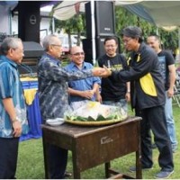 Penyerahan Tumpeng dari Ketua Pembina YPSAK kepada Rektor Uniku